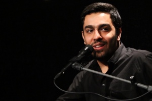 همینجا دور اکبر را گرفتند